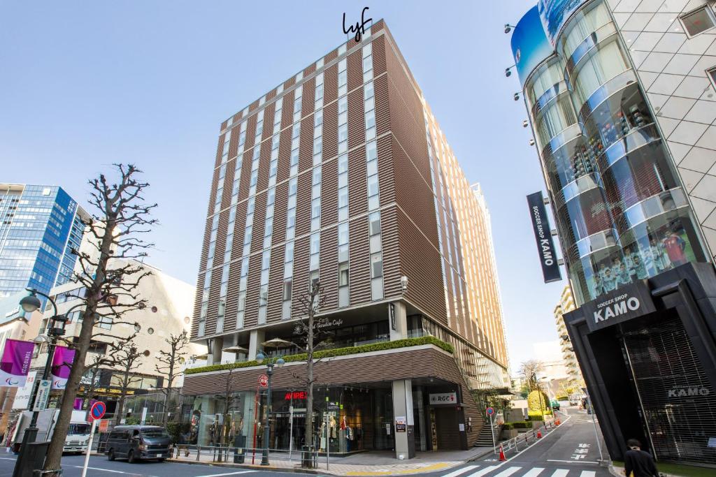 东京lyf Shibuya Tokyo的城市街道上一座高大的建筑,有建筑