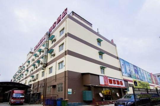 武汉如家快捷酒店武汉雄楚大道书城路店的一座大型建筑,前面停有一辆卡车