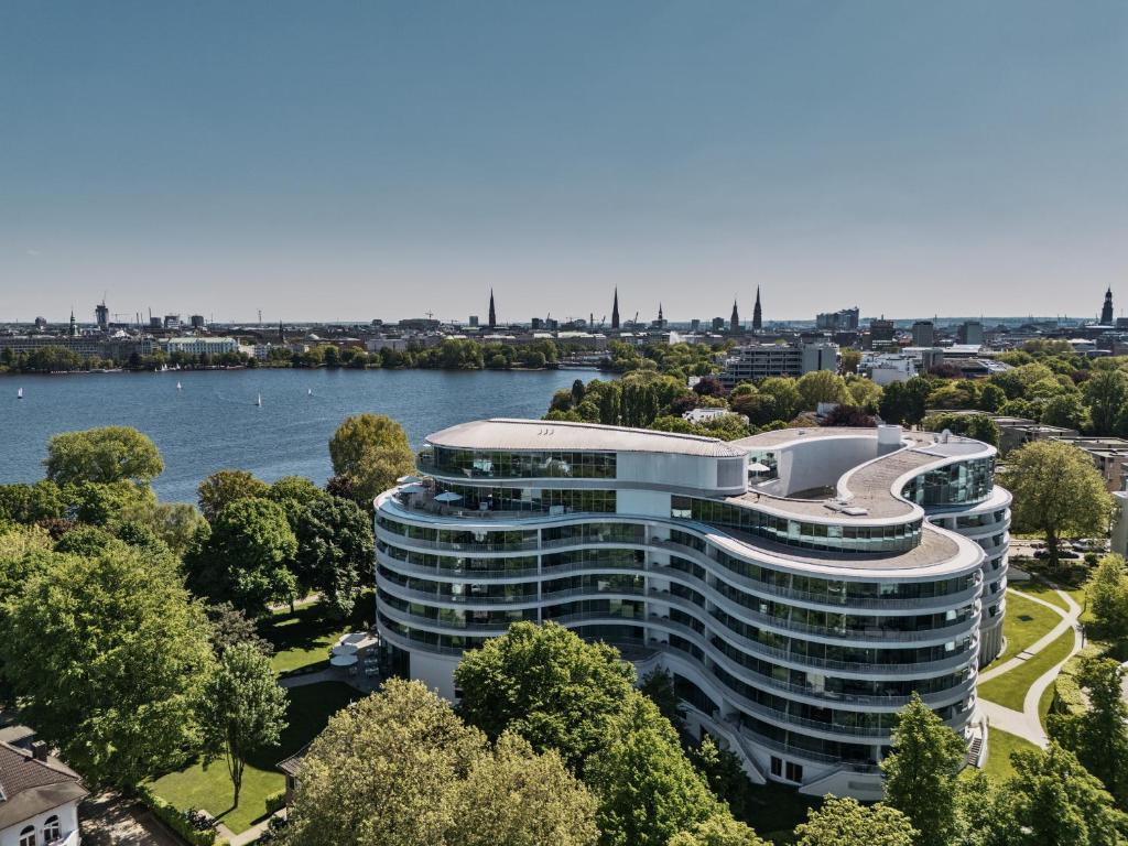 汉堡The Fontenay Hamburg的享有河边建筑物的空中景致