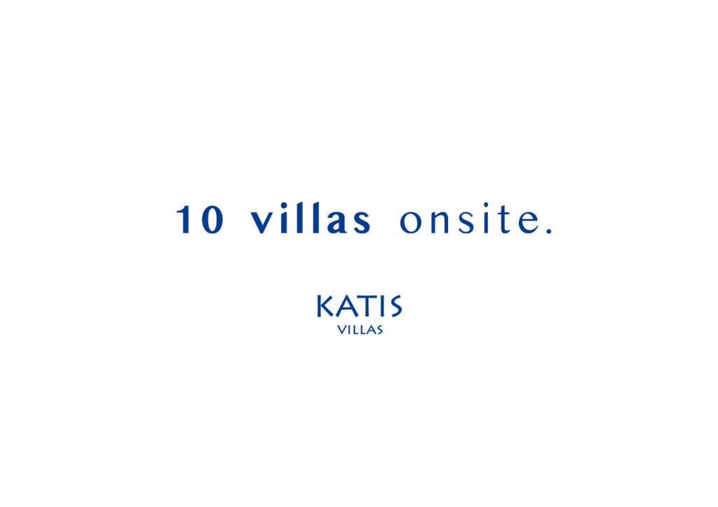 科拉雷侯KATIS Villas Boutique in Bahiazul的盒子,上面有小猫墙外的村庄