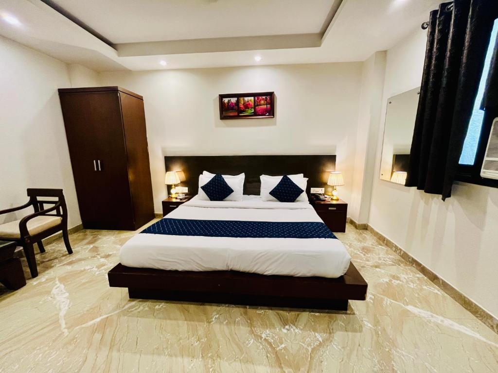 Hotel The Paradise In - Near Karol Bagh Metro Station客房内的一张或多张床位