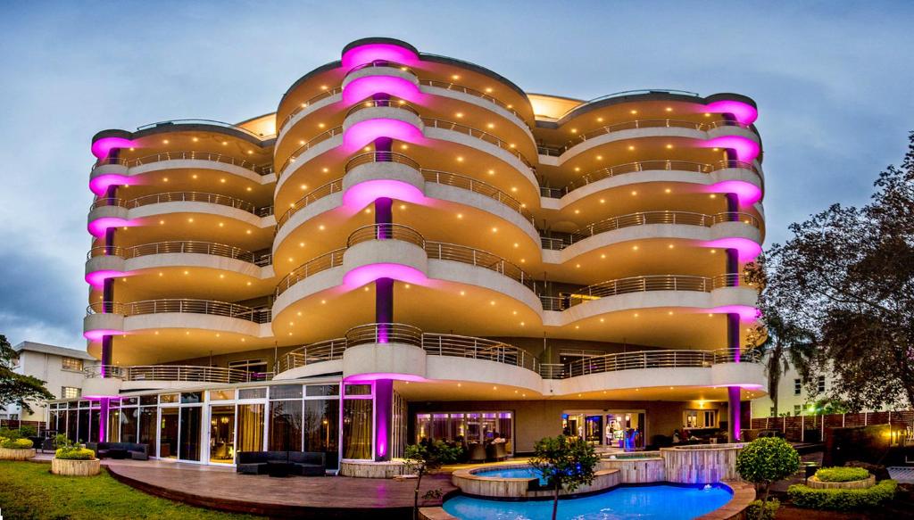 德班马斯格雷夫海岛酒店的一座紫色灯的大建筑