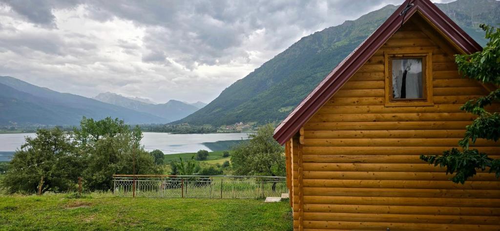 普拉夫Panorama Plavsko Jezero的小屋享有湖泊和山脉的景致。