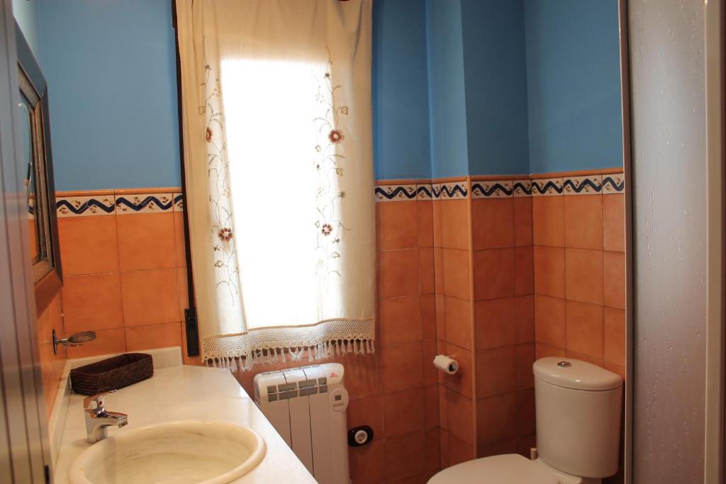 赫亚德亚尔瓦拉辛Apartamentos Turísticos Pepe的一间带水槽和卫生间的浴室