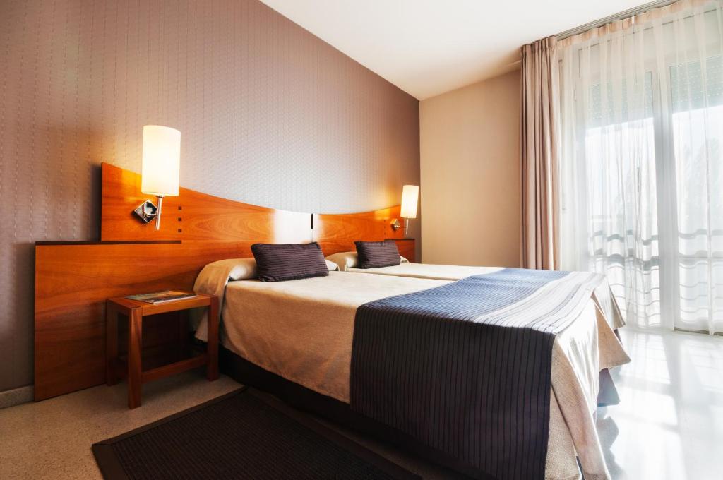格拉诺列尔斯格拉诺列尔斯酒店的酒店客房设有床和窗户。