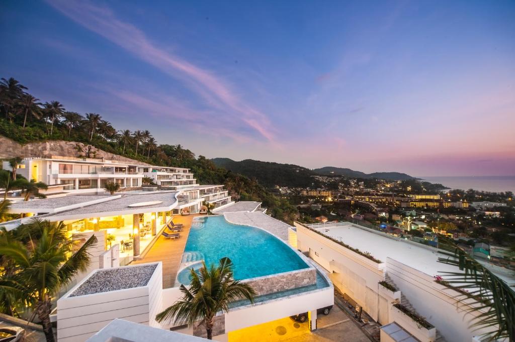 卡塔海滩普吉岛美景公寓式酒店的享有带游泳池的度假村景致