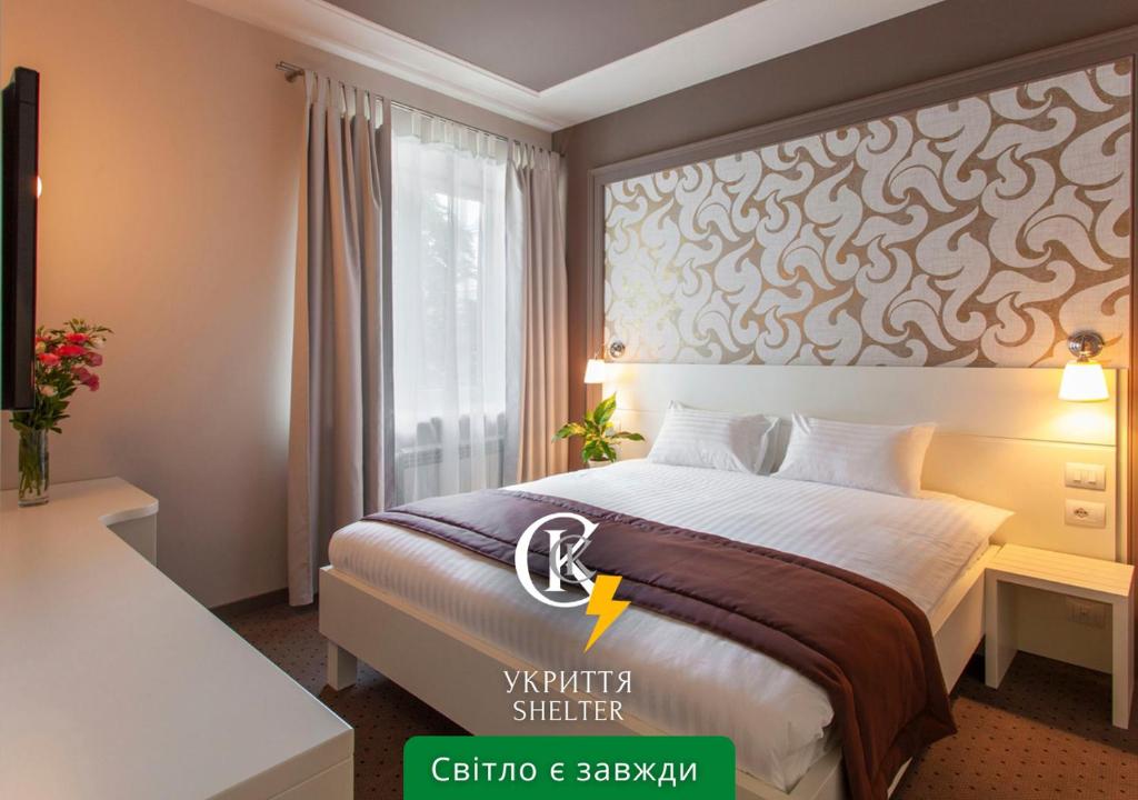 敖德萨Continental Hotel的酒店客房设有床和窗户。