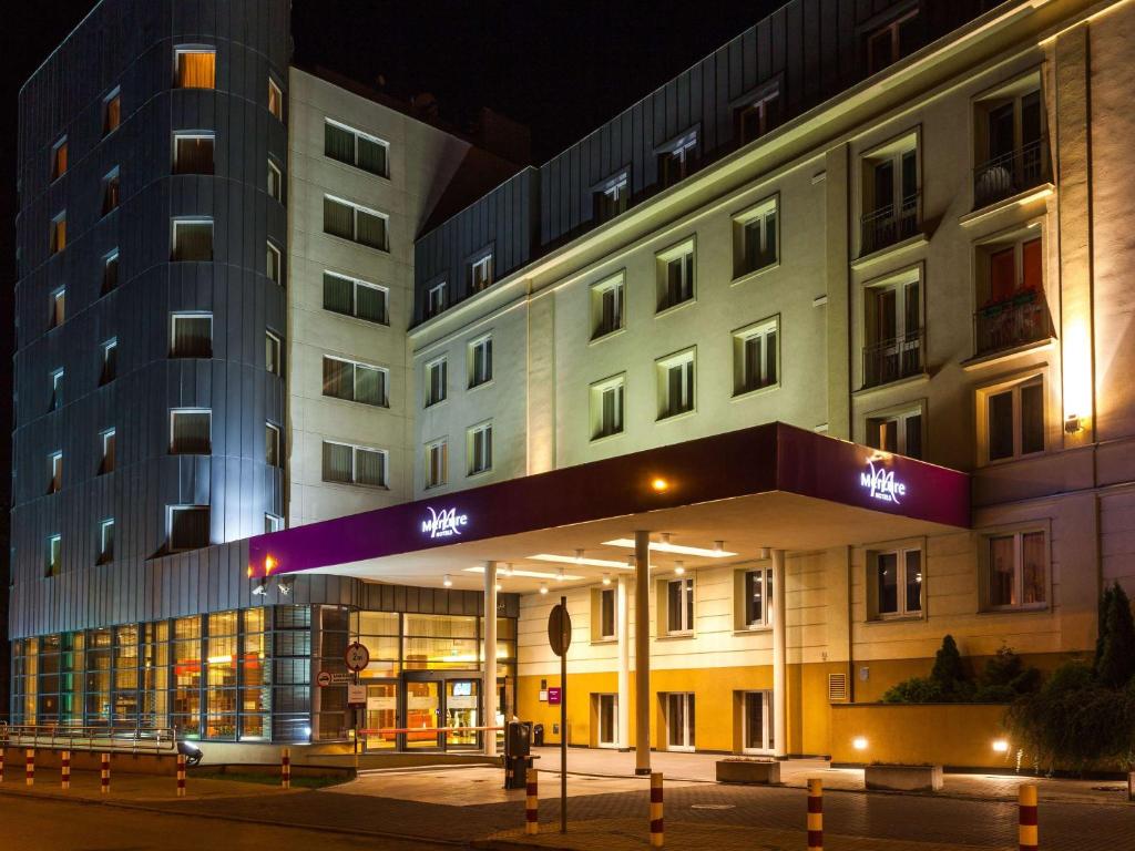 华沙Mercure Warszawa Airport的夜间在大楼前的酒店