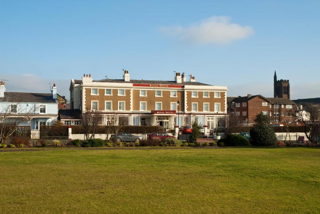 利物浦皇家酒店的前面有草地的大建筑