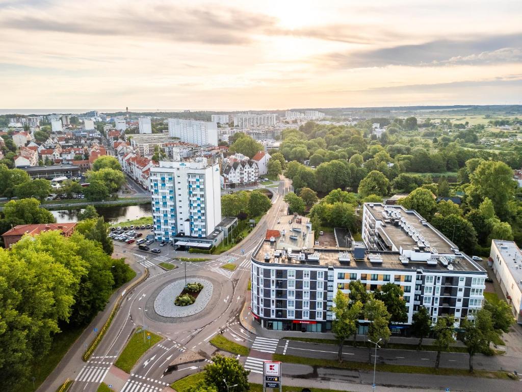 科沃布热格Młyńska 10 by Apartamenty Nad Parsętą的城市空中景观和建筑