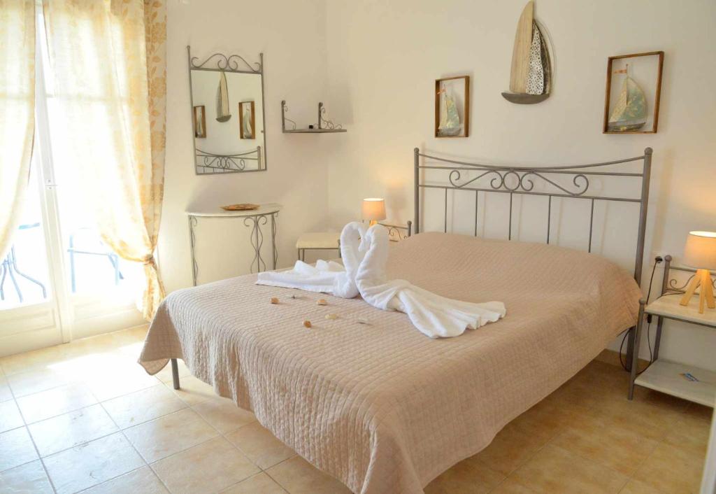 Agia Kiriaki BeachAperanto galazio的一间卧室配有一张带白色床罩的床