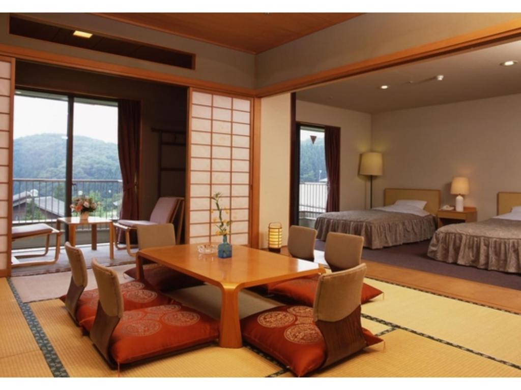 名取市Hotel Tetora Resort SendaiIwanuma - Vacation STAY 00346v的一间带餐桌的房间和一间卧室