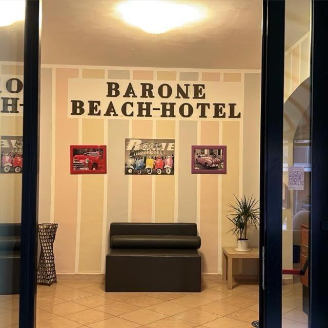 里米尼Barone beach hotel的带有巴罗诺海滩酒店标志的商店窗口