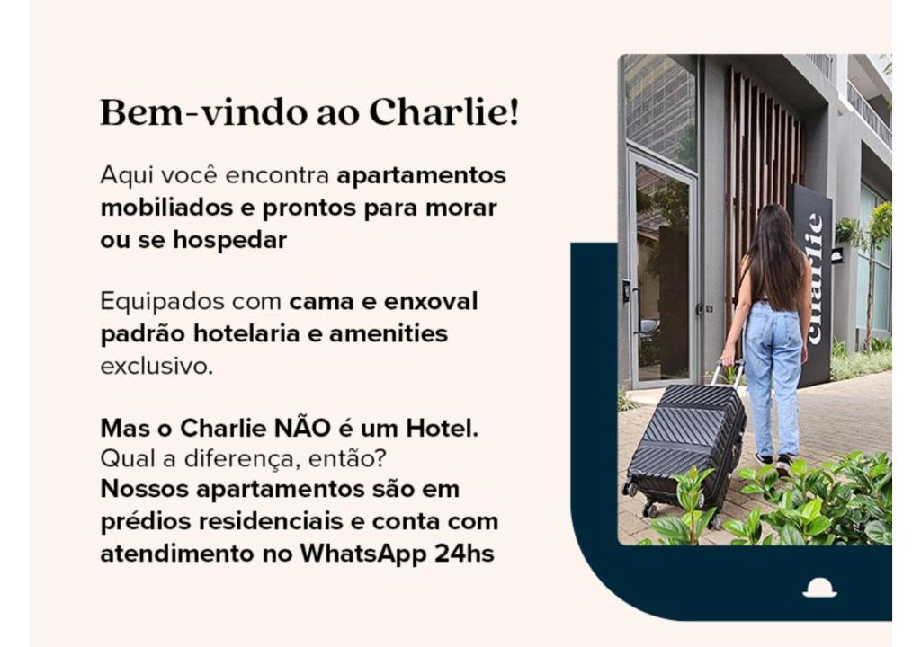 圣保罗Charlie Jockey Pinheiros的带着手提箱沿着人行道走的女人