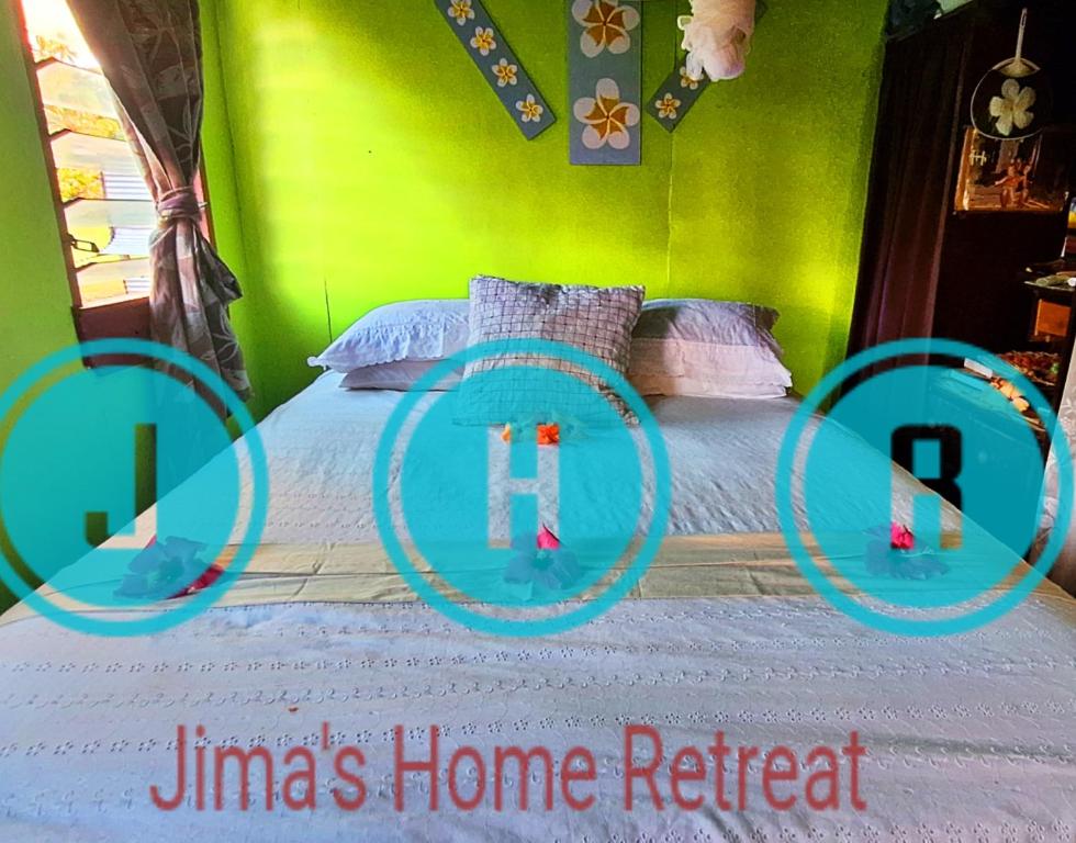 马太Jima's Home Retreat的卧室配有一张床,带“jima”字的家庭度假