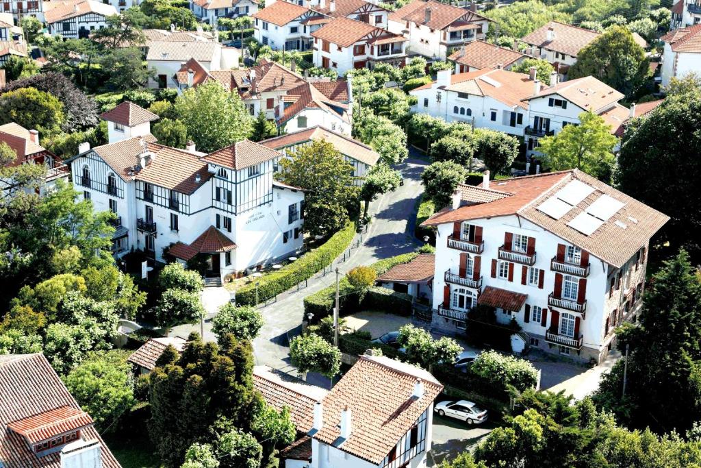 圣让-德吕兹莱斯戈兰斯酒店的享有村庄的空中景致,设有房屋