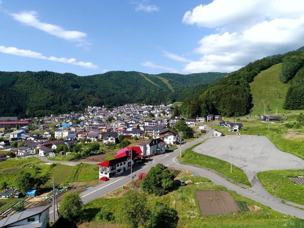 野沢Pension Mon Repos的享有山区小镇的空中景色