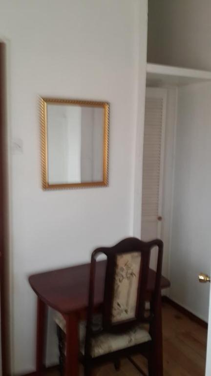 乔治敦朱利安旅馆的桌子和椅子,墙上装有镜子