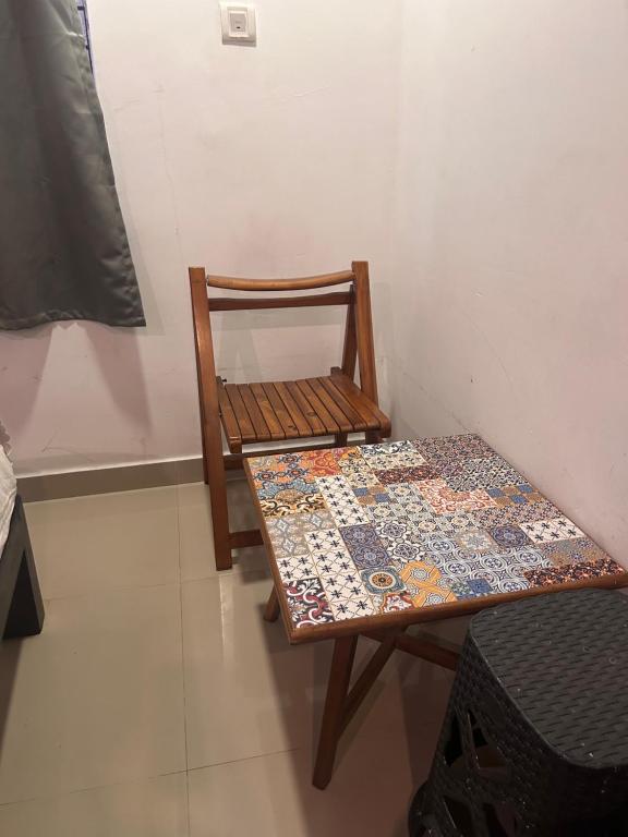 卡兰古特The Balaji inn Baga的房间里有一张桌子和一把椅子，还有一张桌子和一把椅子