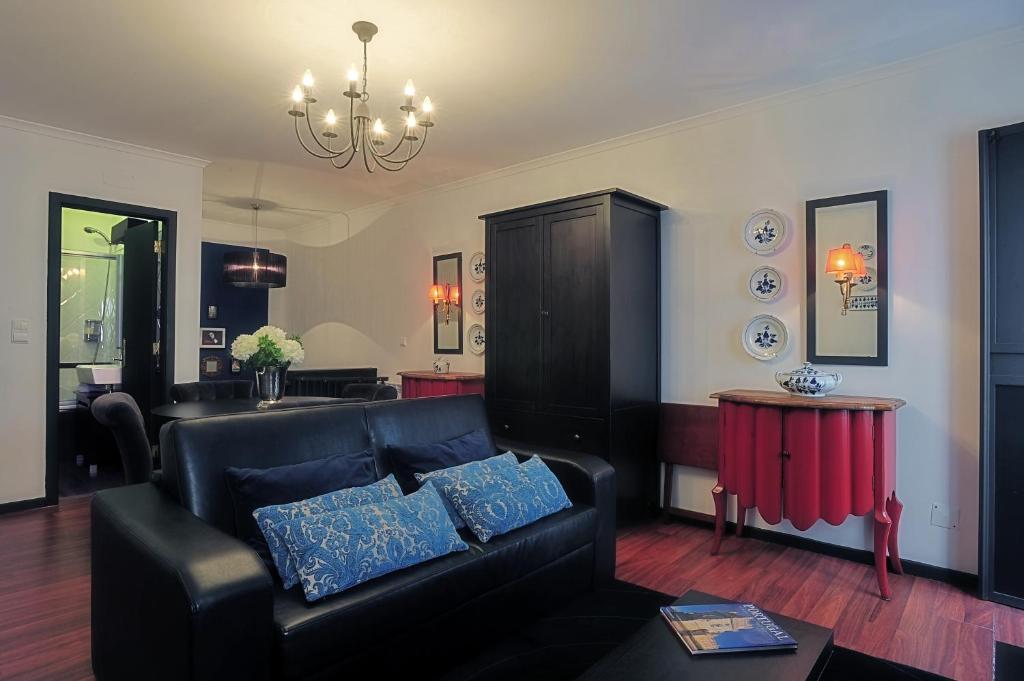 里斯本里斯本客栈公寓的客厅配有沙发和桌子