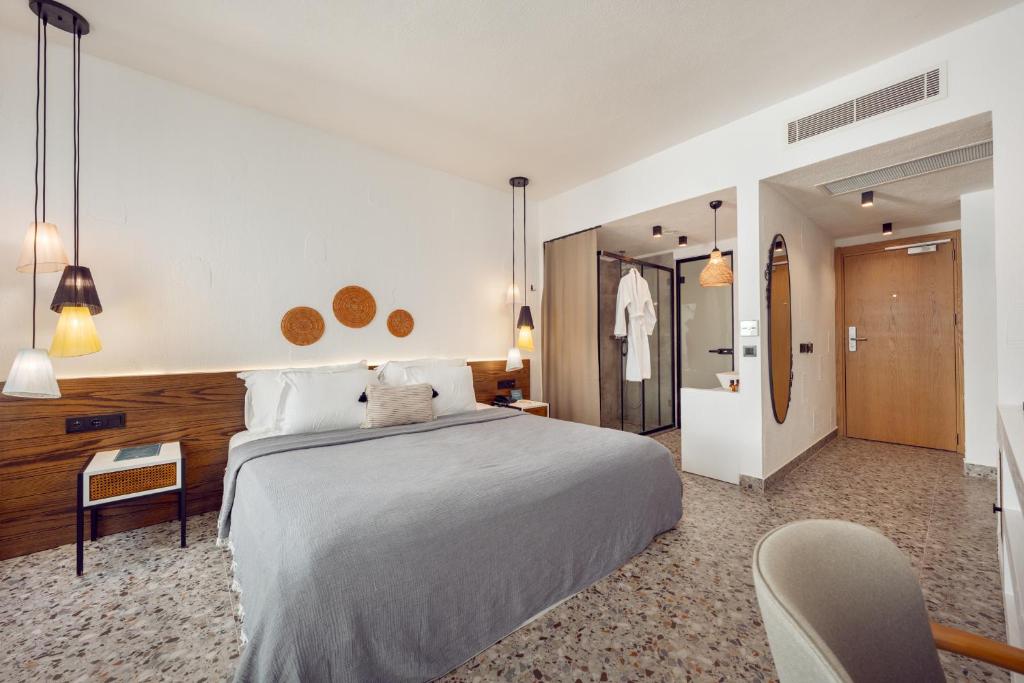 厄吕代尼兹Ölüdeniz Blu Luxury Unique Hotel - Adults-Only的一间带大床的卧室和一间浴室