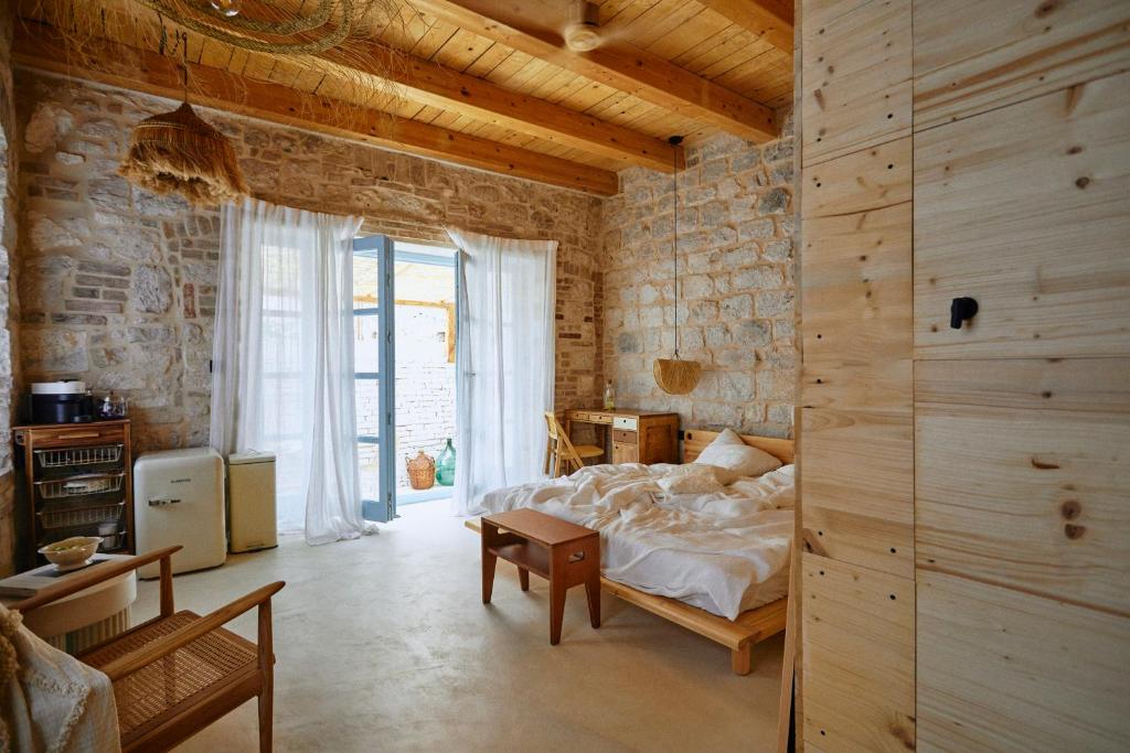 维斯LISSA home的一间卧室设有一张床和木墙