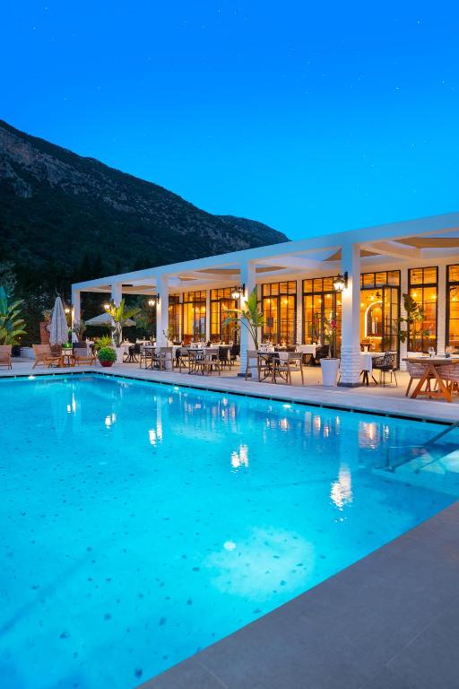 Ölüdeniz Blu Luxury Unique Hotel - Adults-Only内部或周边的泳池