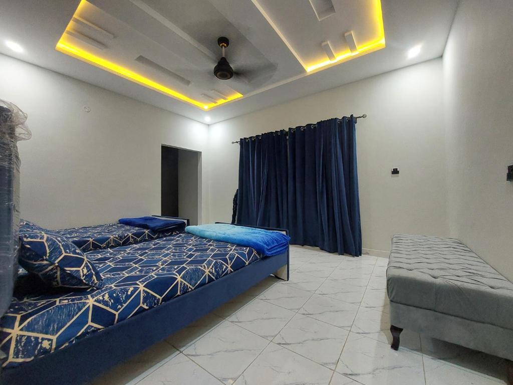 伊斯兰堡Comfy stays near Islamabad airport的一间卧室配有两张床,内设长凳