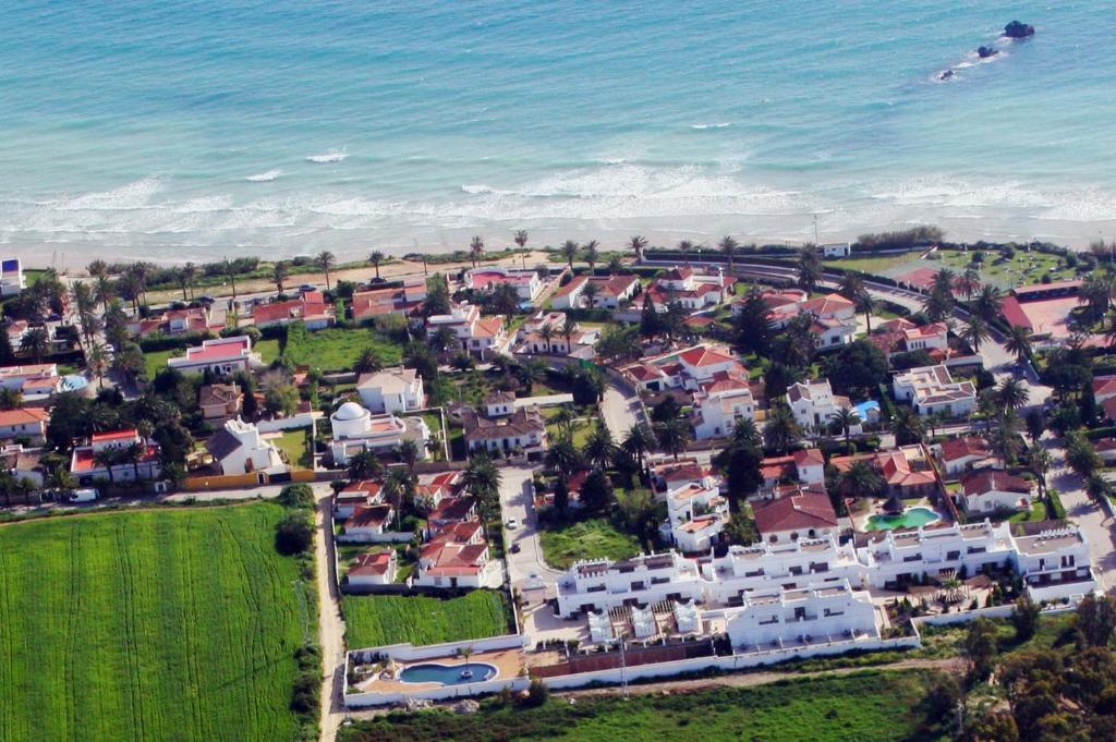 科尼尔-德拉弗龙特拉皮德拉玛尔公寓的海洋旁小镇的空中景观