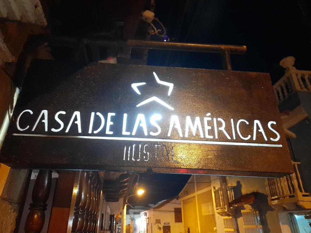 卡塔赫纳Hostal Casa de las Americas的建筑上读美国语的标志