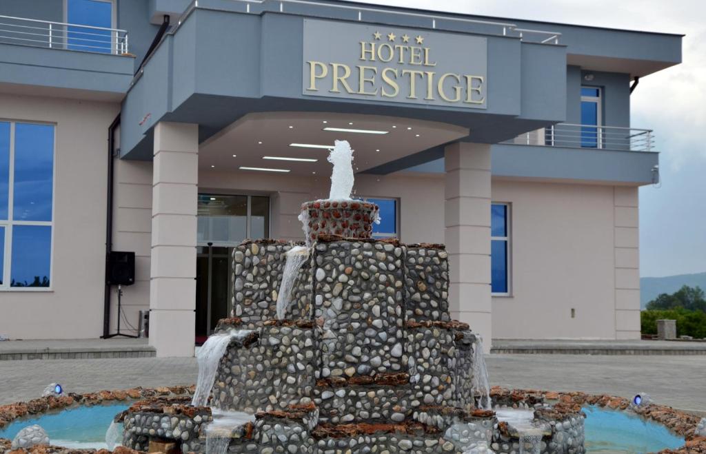 斯特鲁加Hotel Prestige Struga的喷泉在酒店的前方
