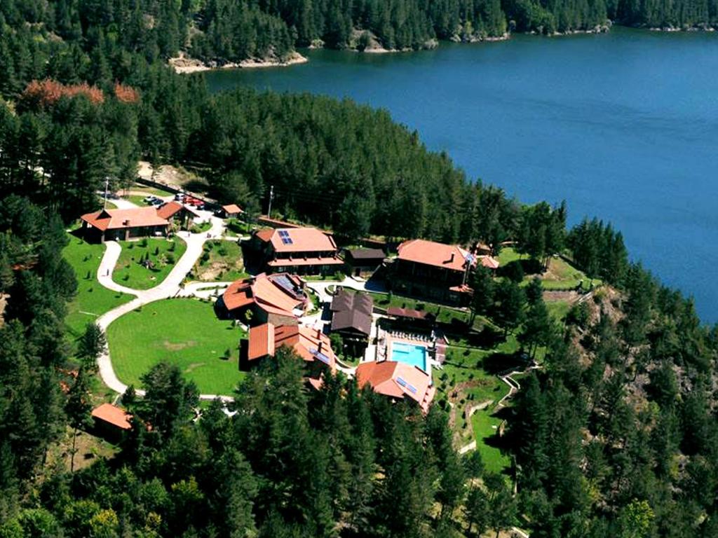 贝罗沃极光水疗度假酒店 的享有湖畔山丘上房屋的空中景致