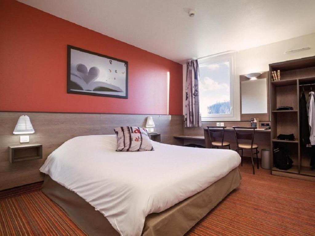 Saint-Barthélemy-dʼAnjou昂热王牌酒店的一间卧室设有一张大床和红色的墙壁