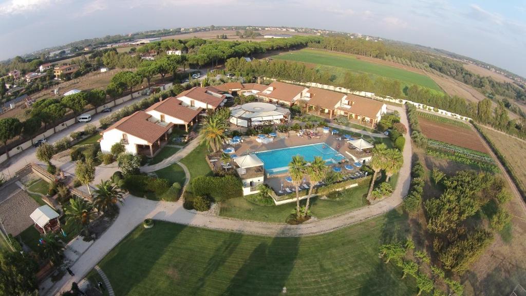 阿尔代亚科尔特因菲奥雷酒店的享有大厦空中美景,设有游泳池