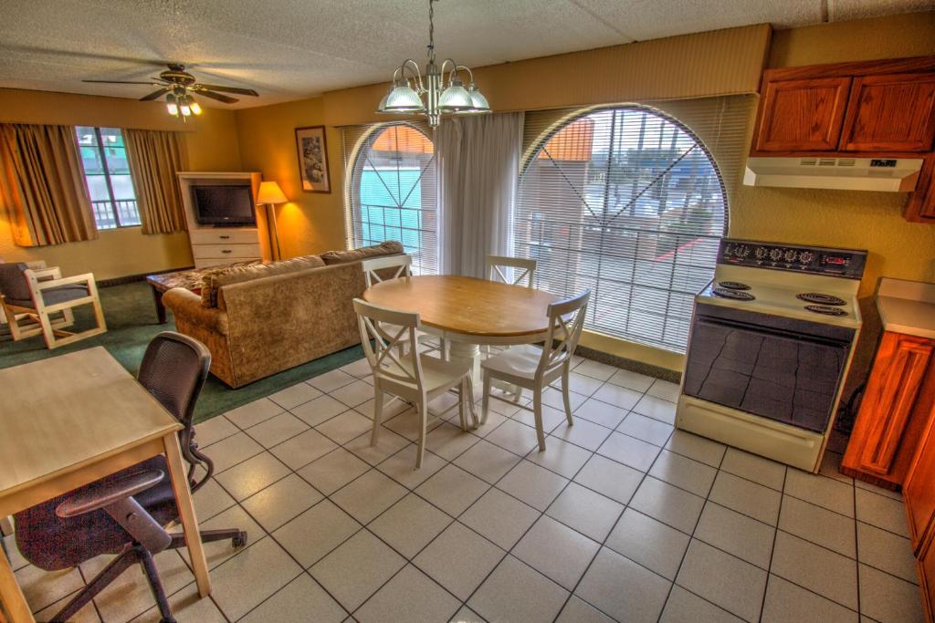 South Padre Island Inn的厨房或小厨房