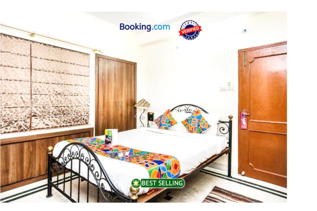 kolkataGoroomgo Ullash Residency Salt Lake City Kolkata - Luxurious Room Quality - Excellent Customer Service的一间卧室设有一张床和一个窗口