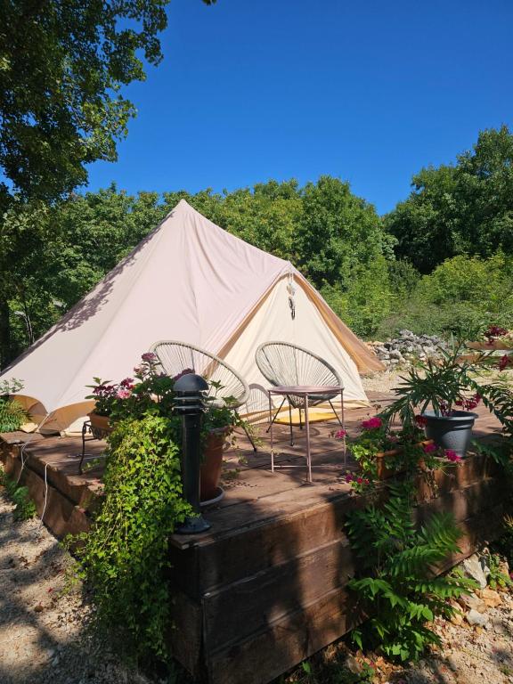 伊莫茨基Glamping Imotski的帐篷前配有桌椅