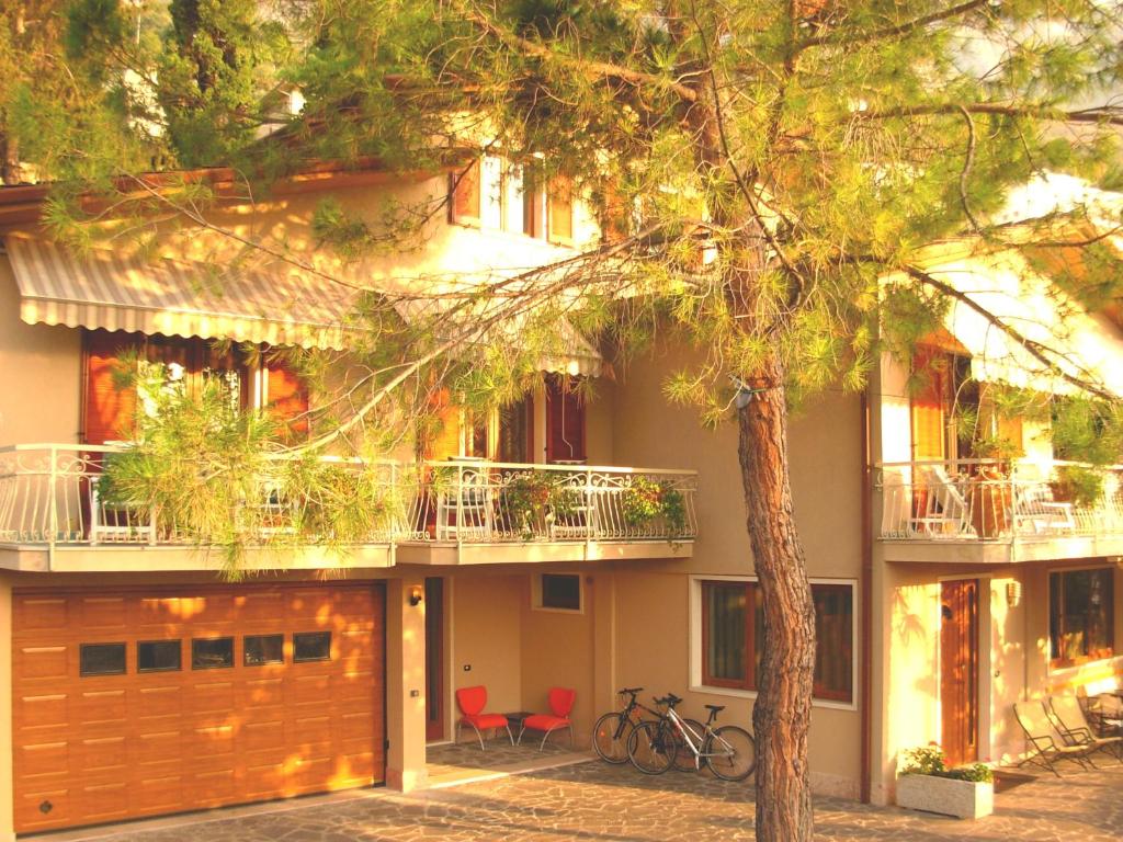 马尔切西内Residence Le Palme appartamenti的前面有一棵树的房子