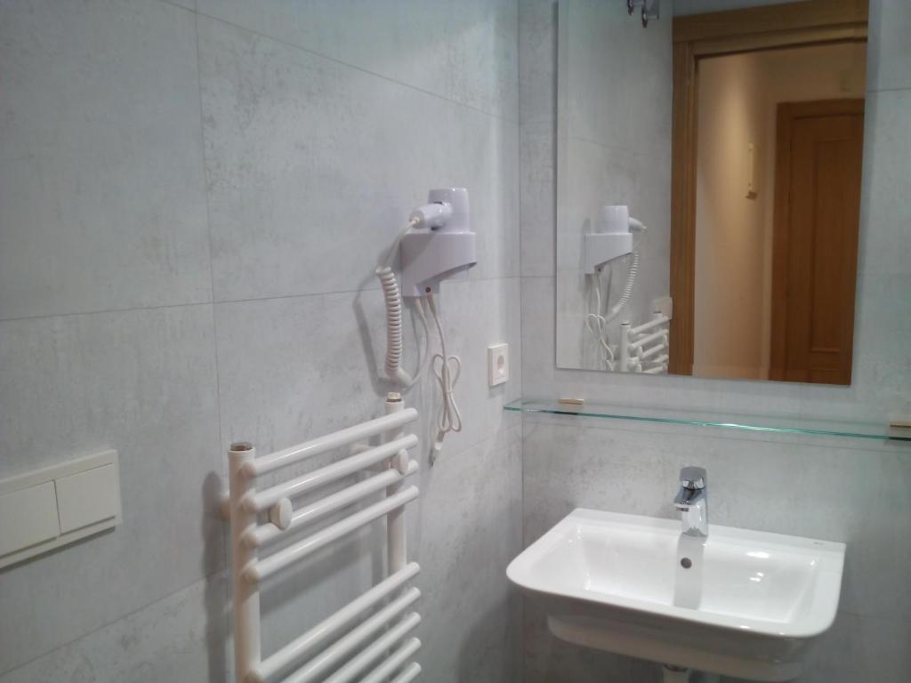 潘普洛纳Pensión Sarasate的一间带水槽和镜子的浴室