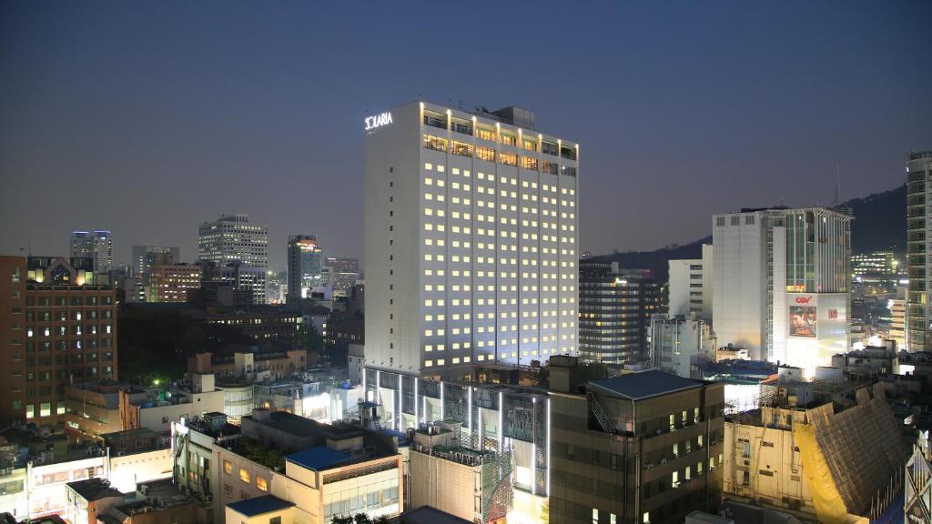 首尔首尔明洞索拉利亚西铁酒店的城市的一座有灯光的建筑
