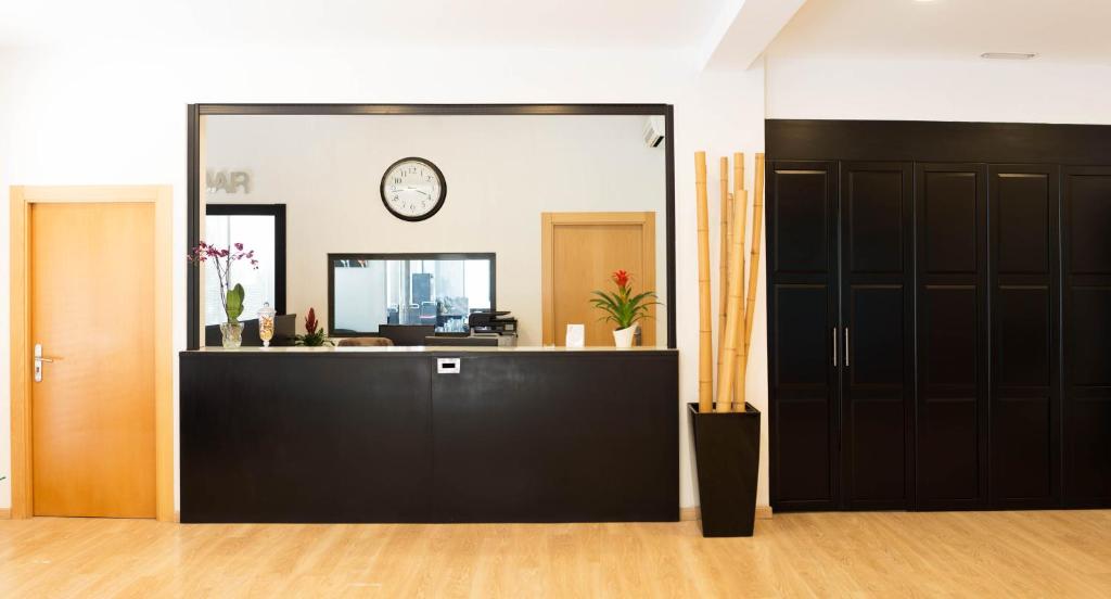 圣佩佩图阿-德莫古达西姆瓦勒斯酒店的一间办公室,房间内设有大镜子