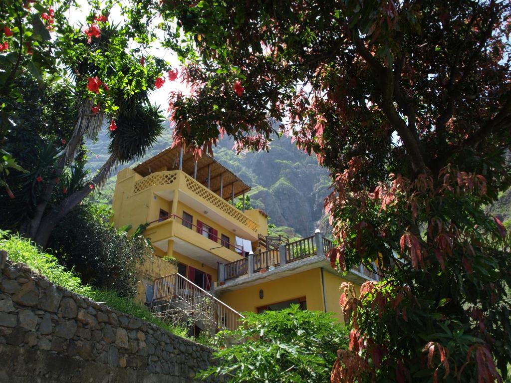 Paul小吉他住宿加早餐旅馆的山边的黄色房子