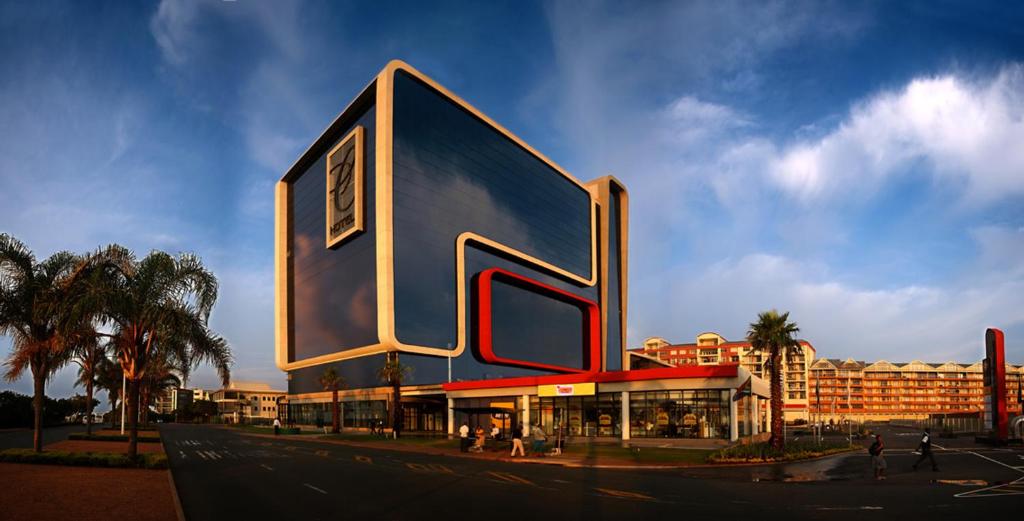 德班乌姆赫兰加海岸酒店及会议中心的一座大建筑的侧面有大字母