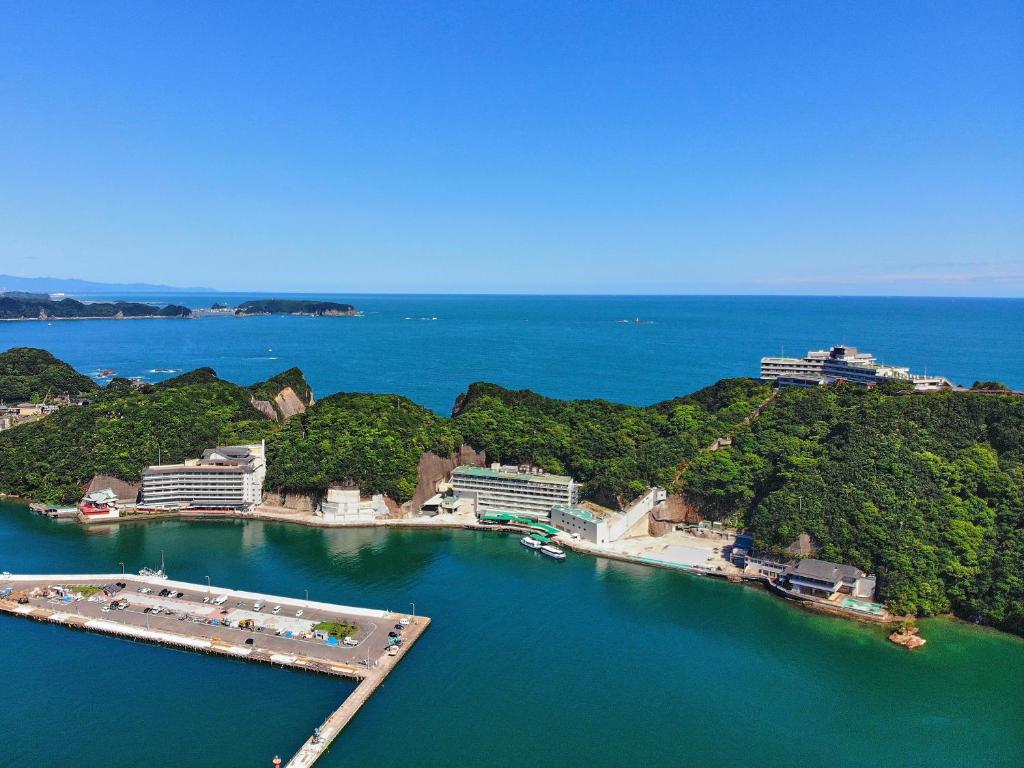 胜浦市浦岛酒店的水中海港的空中景观