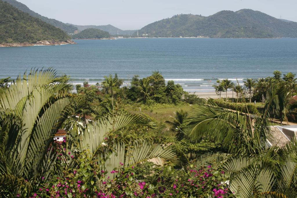 乌巴图巴Casa Ubatuba vista para o mar的享有棕榈树海滩和大海的景色