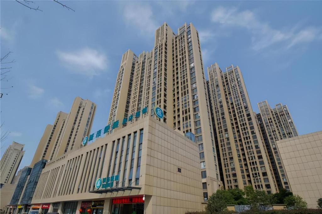 合肥City Comfort Inn Hefei Binhu Wanda Plaza的一座城市中高楼的大型建筑