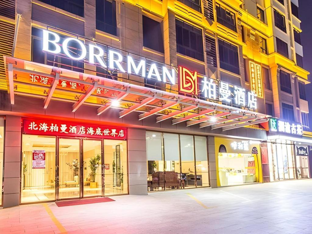 北海Borrman Hotel Beihai Avenue High-speed Railway Station的带有读博兰纳主义的标志的建筑