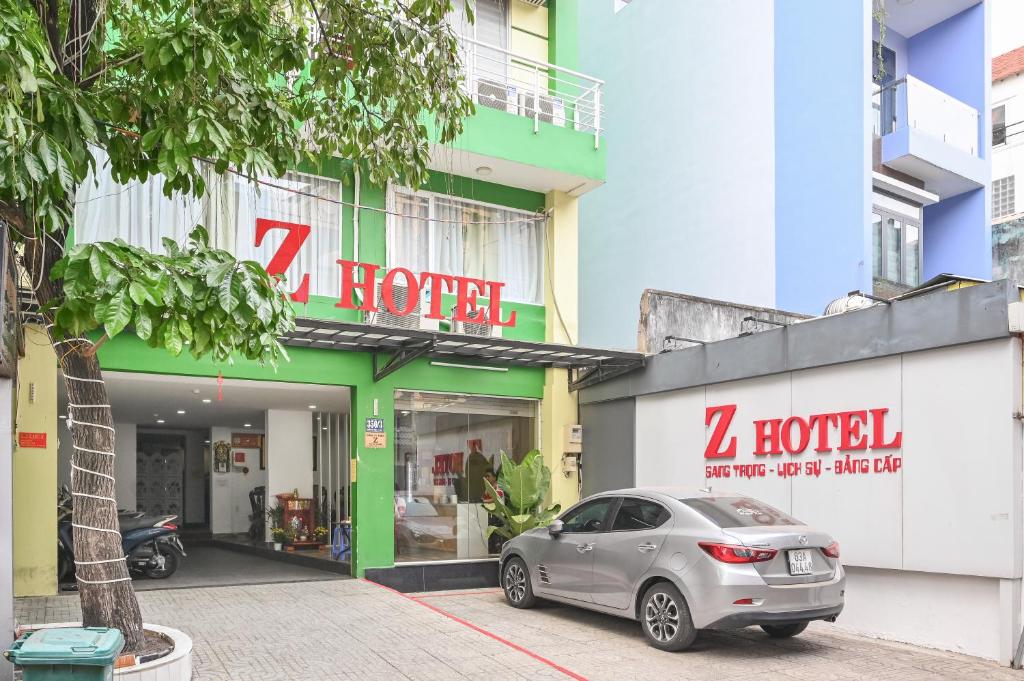 胡志明市Z Hotel Sài Gòn的停在酒店前的停车场