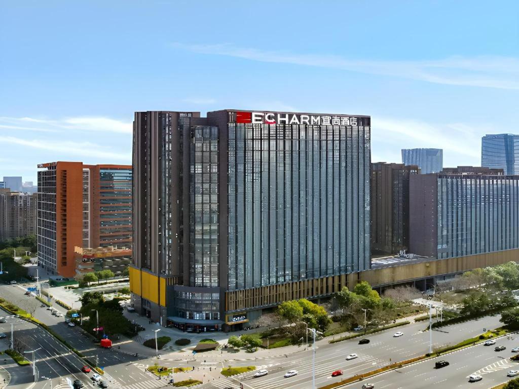 南京Echarm Hotel Nanjing Expo Center Olympic East Metro Station的一座高大的建筑,上面有桑塔飞号