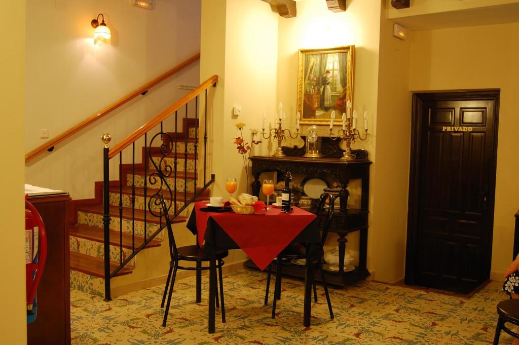 Villar de CañasUn Rincón en la Mancha的一间用餐室,配有红色的桌子和椅子